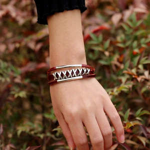 Mehrlagiges braunes Lederarmband mit silbernen Metallröhren im Retro-Stil