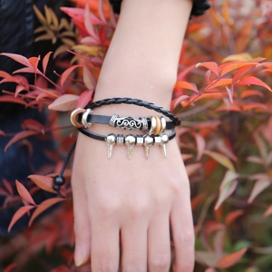 Bracelet multicouche en cuir noir punk avec pointes métalliques et perles en bois