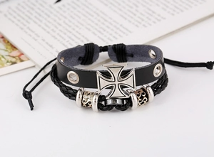 Détail d'un bracelet multicouche en cuir vintage avec croix et perles argentées