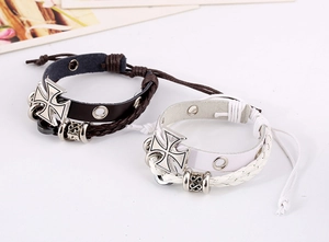 Détails de bracelets en cuir avec pendentifs Croix de Fer en métal et perles rétro