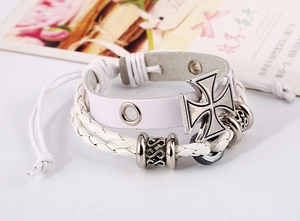 Détail d'un bracelet multicouche en cuir blanc avec pendentif croix et perles