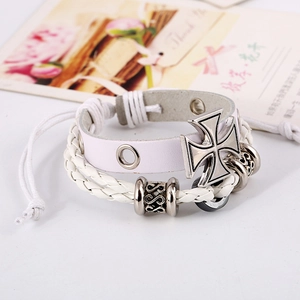 Gros plan d'un bracelet en cuir blanc multicouche avec perles vintage et croix de fer