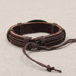 Handgefertigtes mehrlagiges Lederarmband in Braun mit verstellbarem Kordelzug