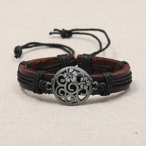 Bracelet vintage en cuir tressé avec breloque florale en argent et cordon ajustable