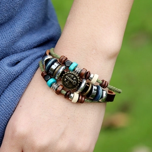 Bracciale multistrato da uomo in pelle con ciondolo a ingranaggio in bronzo e perline