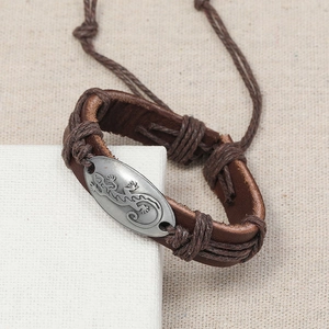 Handgefertigtes mehrlagiges Lederarmband mit silbernem Gecko-Totem und geflochtenen Schnüren