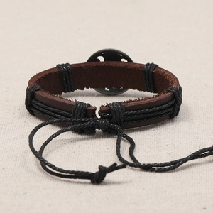 Bracelet vintage en cuir tressé marron avec fleur ronde évidée et cordon de serrage réglable