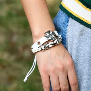 Vue détaillée du bracelet en cuir blanc multicouche avec croix de Malte argentée