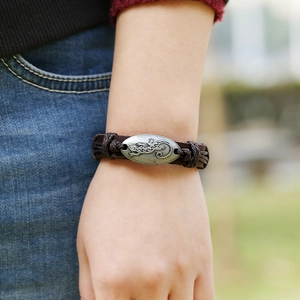 Handgefertigtes Lederarmband mit Vintage-Silber-Gecko-Anhänger am Handgelenk
