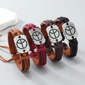 Set di quattro bracciali in pelle intrecciata con segno della pace e cordoncino regolabile