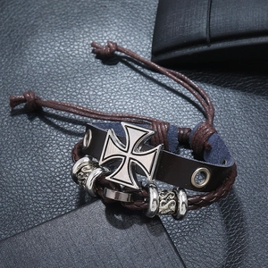 Bracelet multicouche en cuir rétro avec breloque croix de fer argentée et cordon ajustable