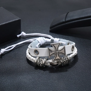 Bracelet multicouche en cuir blanc rétro avec croix argentée et éléments de corde tressée