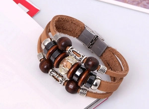 Détail du bracelet en cuir multicouche avec perles en bois et fermoir en cristal