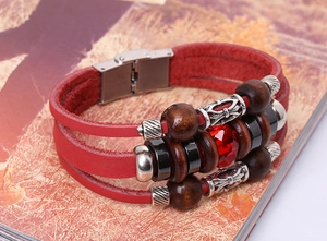 Détail d'un bracelet multicouche en cuir rouge avec perles en bois et cristal