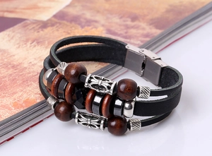 Vue détaillée du bracelet multicouche en cuir tressé avec perles en bois et fermoir magnétique