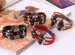 Vue détaillée de bracelets multicouches en cuir avec perles en bois et breloques vintage