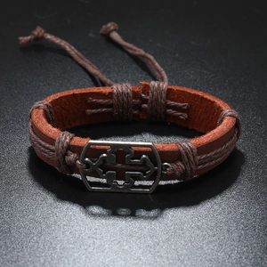 Detailaufnahme von Herren Vintage Lederarmband in Braun mit geflochtener Kordel und Kreuz