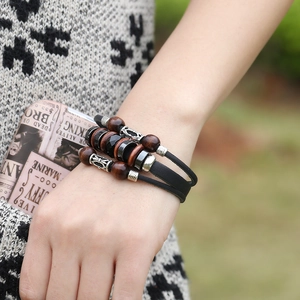 Bracelet multicouche en cuir véritable rétro avec perles en bois et détails en métal