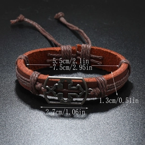 Handgefertigtes Lederarmband mit silbernem Kreuz und verstellbarer Größenskala
