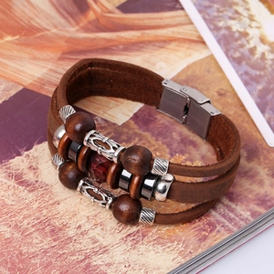 Bracelet rétro multicouche en cuir marron avec perles de bois et pierre rouge