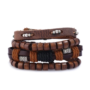 Détails du bracelet en cuir rétro à quatre couches avec perles en bois et charms métal