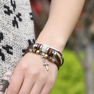 Bracelet multicouche rétro en cuir avec perles argentées et pendentif croix de style