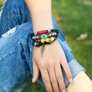 Bracelet multicouche en cuir avec breloque plume en bronze et œil bleu style punk