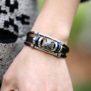 Mehrlagiges Lederarmband im Retro-Stil für Herren mit eisernem Kreuz und Perlen