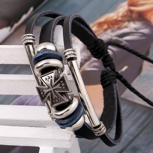 Mehrlagiges Lederarmband mit Vintage-Malteserkreuz-Anhänger und blauen Perlenbesatz