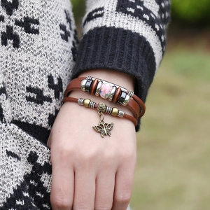 Bracciale multistrato in pelle bohémien con perline di ceramica e ciondolo a farfalla