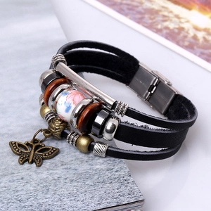 Bracciale multistrato in pelle bohémien con farfalla in bronzo e perla in ceramica floreale