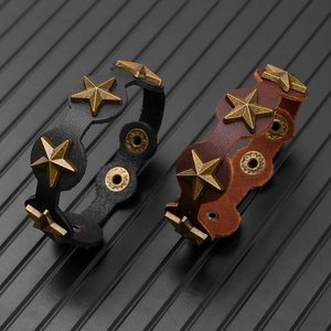 Bracelets en cuir punk avec rivets étoiles et pressions en noir et marron