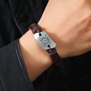 Bracelet vintage en cuir tressé avec totem soleil et lune porté au poignet