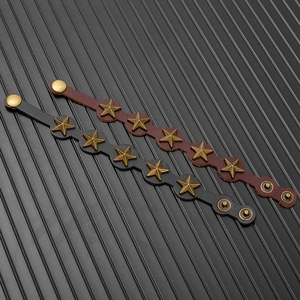 Détails macro des bracelets en cuir punk avec rivets étoiles noirs et marrons