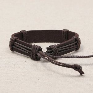 Bracelet rétro en cuir marron tressé BESTFRIEND avec cordon réglable sur toile beige