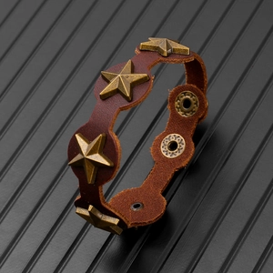 Vue détaillée du bracelet en cuir vintage avec clous étoiles en bronze et bords ondulés