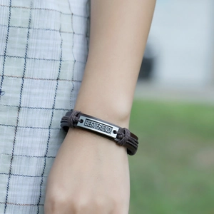 Bracelet rétro en cuir de vache tressé avec plaque gravée BEST FRIEND porté au poignet