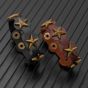 Détail de bracelets en cuir punk avec rivets en étoile et design à bords ondulés