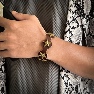 Bracelet punk vintage en cuir marron foncé avec clous étoiles en bronze pour hommes