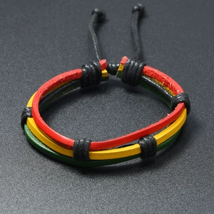 Gros plan du bracelet en cuir tressé Rasta avec cordon réglable et détails faits à la main