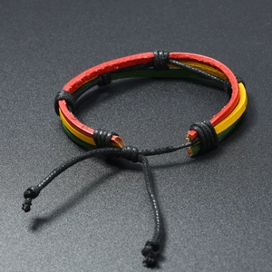 Détail du bracelet en cuir tricolore rouge, jaune, vert avec cordon de serrage réglable à la main