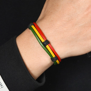 Bracelet minimaliste en cuir tressé rouge jaune vert avec design multicouche