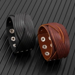 Détail de bracelets en cuir tressé multicouche pour hommes avec boutons-pression réglables