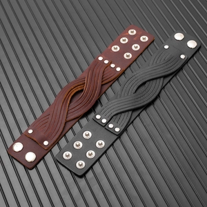 Détail de bracelets vintage en cuir tressé multicouches avec boutons-pression réglables
