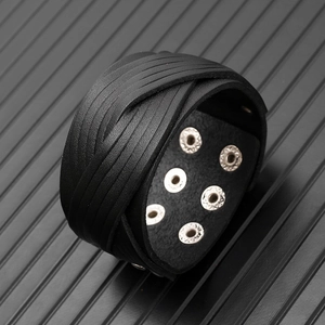 Vue détaillée du bracelet multicouche en cuir noir avec boutons-pression métalliques