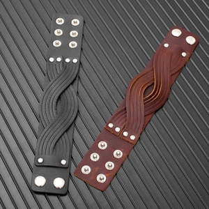 Détail des boucles en métal réglables sur les bracelets en cuir tressé