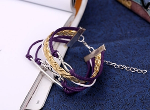 Vue détaillée du bracelet tressé multicouche violet avec fermoir argenté et barre