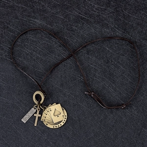 Collier rétro avec pendentif croix en bronze et as de pique sur cordon en cuir brun