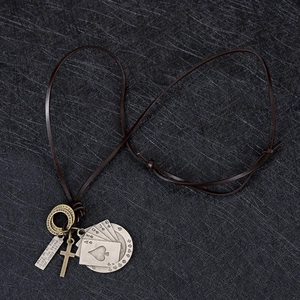 Collier en cuir rétro avec pendentifs en métal vintage et motifs de cartes à jouer