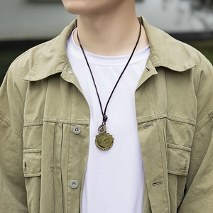 Pendentif carte as de pique vintage en bronze sur collier ajustable en cuir noir pour homme
